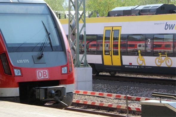 Fahrgäste der S-Bahn sollen bessere Informationen zu Anschlussbussen bekommen